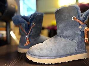 UGG RARE Maia Navy Blue Suede Short Boots RARE women’s size 8